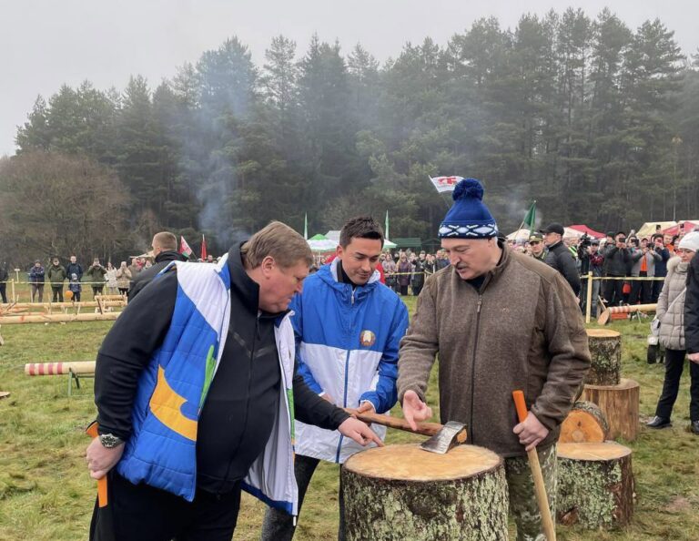 Лукашенко со шпицем на столе