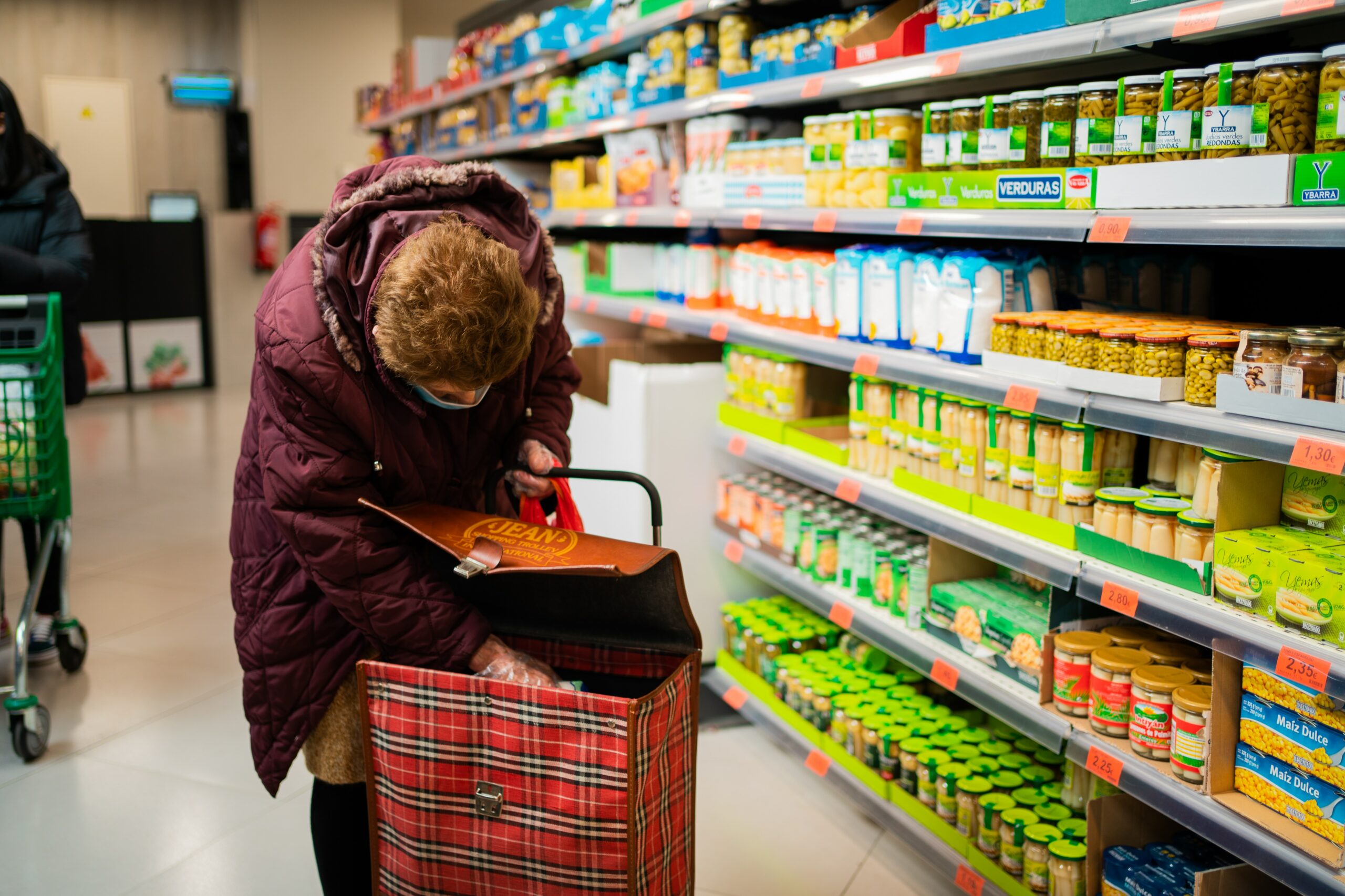 Сколько продуктов может купить пенсионер в Беларуси, Литве и Польше? —  Маланка Медиа