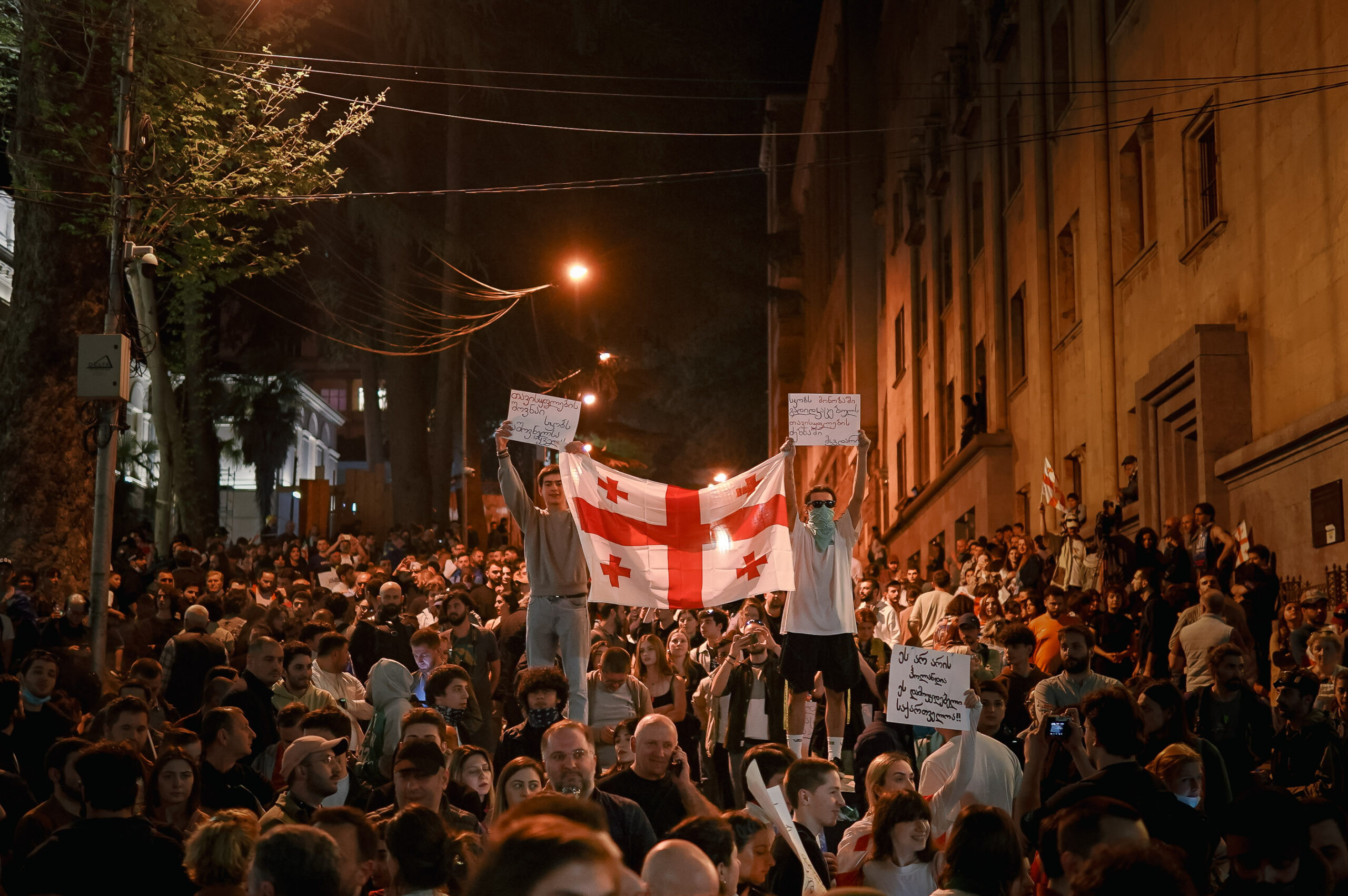 Премьер-министр Грузии сбежал от протестующих во время митинга:  фоторепортаж с протеста 17 апреля — Маланка Медиа